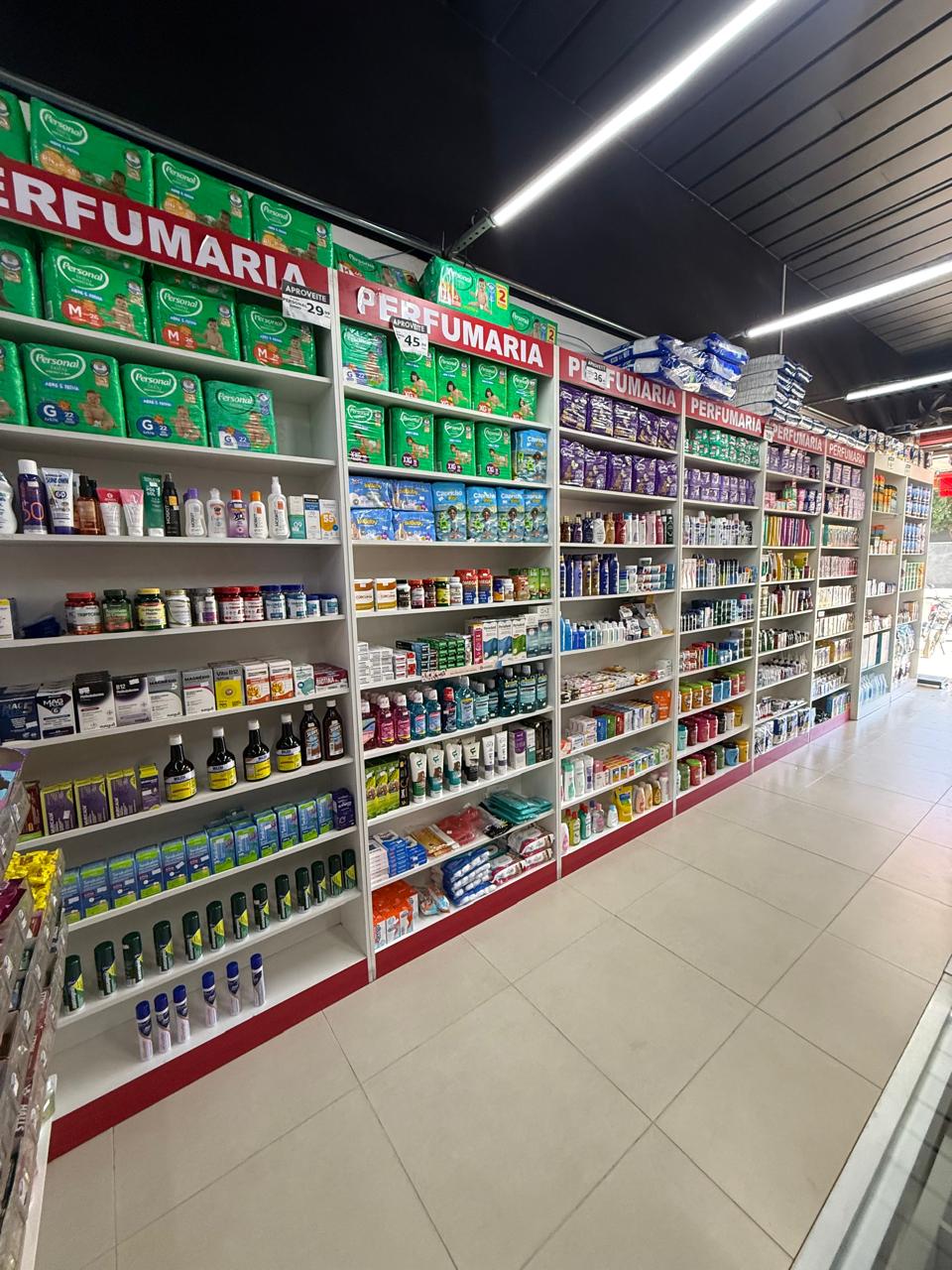 Seção de perfumaria da Drogaria Kátia Girassol