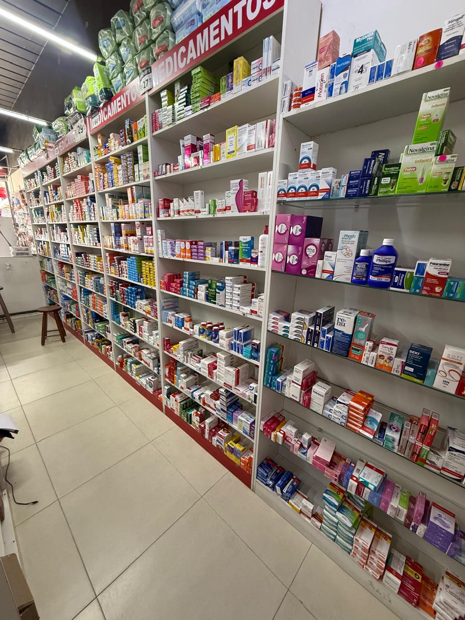 Prateleiras de medicamentos da Drogaria Kátia Girassol