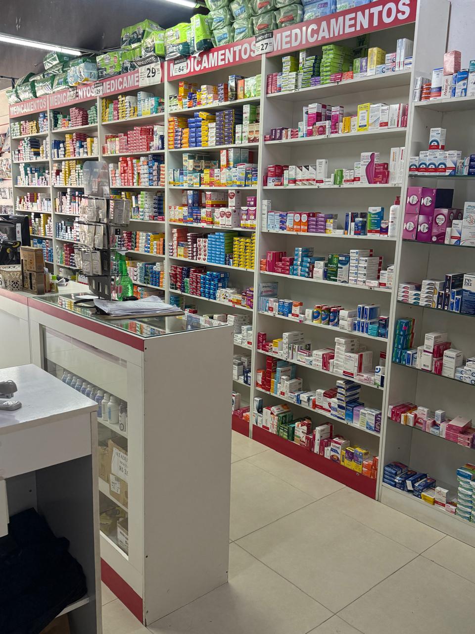 Balcão e medicamentos da Drogaria Kátia Girassol
